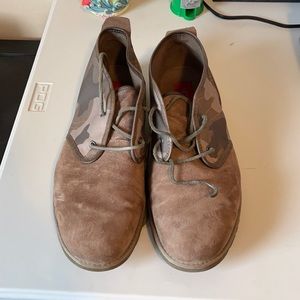 Men’s Tan/army green Low cut Uggs